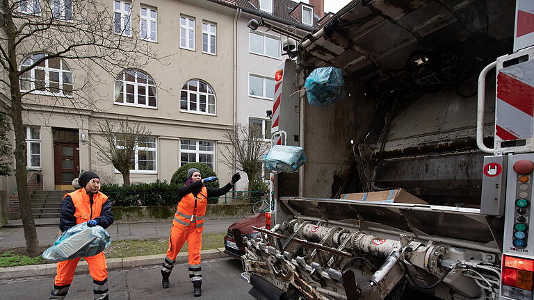 0000922903.jpg       -  Für Beschäftigte der Müllabfuhr bringt der Abschluss bis zu 13,4 Prozent mehr Lohn.