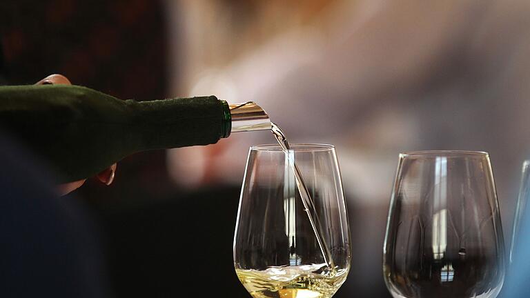 Wein       -  Alkohol sei in geringen Mengen gesund, heißt es manchmal. Eine Studie widerspricht