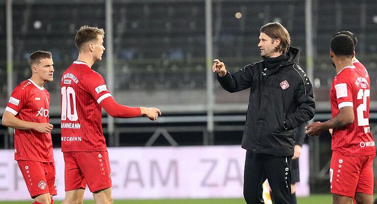 Kickers-Trainer Martin Lanig (Jacke) gibt (von links) Maximilian Zaiser, Moritz Hannemann und Fabrice Montcheu (FC Würzburger Kickers) Anweisungen.