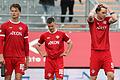 Den Kickers-Akteuren (von links) Moritz Hannemann, Maximilian Zaiser und Lado Akhalaia steht nach dem 0:3 gegen den FC Augsburg II das Entsetzen über die eigene Leistung ins Gesicht geschrieben.