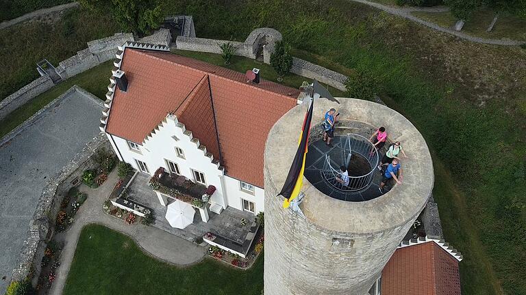 Der mächtige Bergfried bietet einen herrlichen Blick über das Bücholder Land.