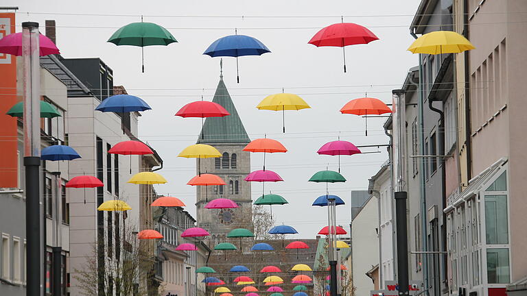 Über 100 Sonnenschirme hängen in der Spitalstraße in Schweinfurt. Eine Aktion von 'Schweinfurt erleben'.