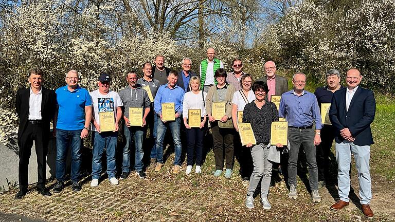 Die beiden Vorsitzenden Sebastian Schneider und Wolfgang Seitz (rechts und links) mit den Geehrten Bernhard Etzelmüller, Christian Schneider, Volker Schneider, Matthias Sponsel, Detlef Roth, Bernd Hoffmann, Erich Roth, Petra Seitz, Dieter Haag, Sabine Kwias-Lang, Peter Lackner, Gudrun Lang, Beate Wirth, Johann Burtz, Gerald Kistner und Dieter Reuthal.