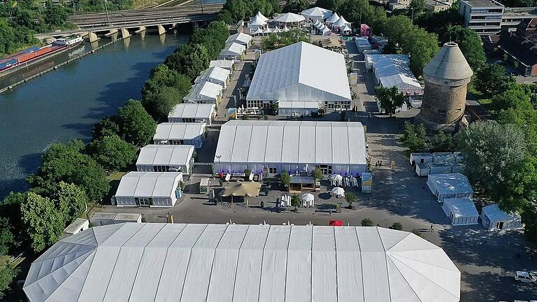 Die  Zelt- und Hallenlandschaft bei der Wissenschaftsmesse 'Ecsite', die im Juni in Heilbronn stattfand. Auch dort hat die Firma Eschenbach die Zelt- und Hallensysteme aufgestellt.