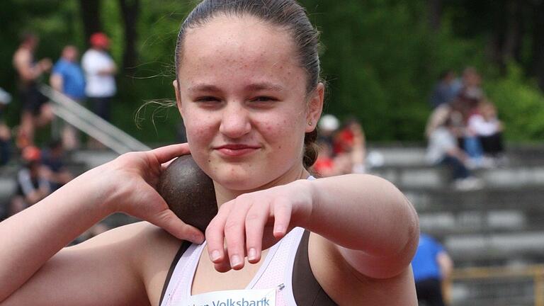 Marie-Kristin Kunz vom TSV Münnerstadt brillierte bei den Bezirksmeisterschaften im Kugelstoßen und Diskuswurf der Schülerinnen W14.       -  Marie-Kristin Kunz vom TSV Münnerstadt brillierte bei den Bezirksmeisterschaften im Kugelstoßen und Diskuswurf der Schülerinnen W14.