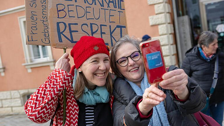 Selfie bei der Demo: Diese beiden Teilnehmerinnen waren unter den mehr als 800 Menschen, die am 17. Februar in Gochsheim ein Zeichen für Demokratie und Menschenrechte setzten.