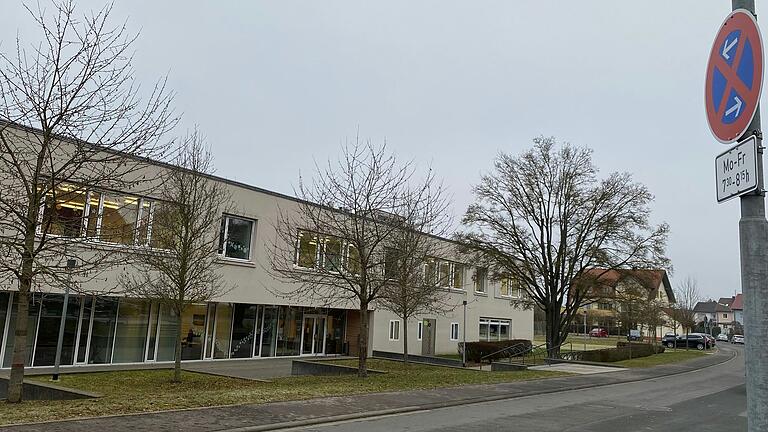 Seit dem 1. Januar dieses Jahres herrscht vor der Grundschule Brendlorenzen morgens absolutes Halteverbot. Seit dem 1. Januar dieses Jahres herrscht vor der Grundschule Brendlorenzen morgens absolutes Halteverbot. 