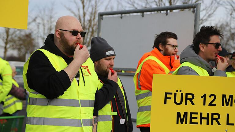 Mit Trillerpfeifen machten die Hiestand-Beschäftigten bei der Warnstreikaktion ihrem Unmut und Ärger Luft. Mit Trillerpfeifen machten die Hiestand-Beschäftigten bei der Warnstreikaktion ihrem Unmut und Ärger Luft.
