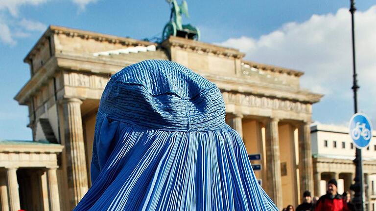 -       -  &bdquo;Wir sind nicht Burka&ldquo;, mit dieser Aussage hat Bundesinnenminister de  Maiziere eine Debatte um Leitkultur gestartet. Das Foto zeigt eine Burkaträgerin vor dem Brandenburger Tor in Berlin.