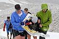 Zugspitzlauf-Veranstalter vor Gericht       -  Der Zugspitzlauf 2008: Helfer stützen eine durchgefrorene Läuferin.