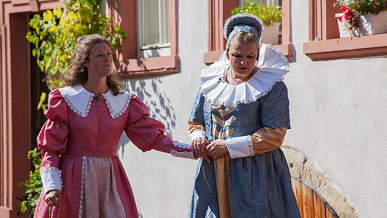 Apollone voller Sorge: Claudia Kind (rechts), Vorsitzender der Heimatspielgemeinde, spielt die Frau des Bürgermeisters und tröstet ihre Tochter Ottilie (Carolin Schwarz).