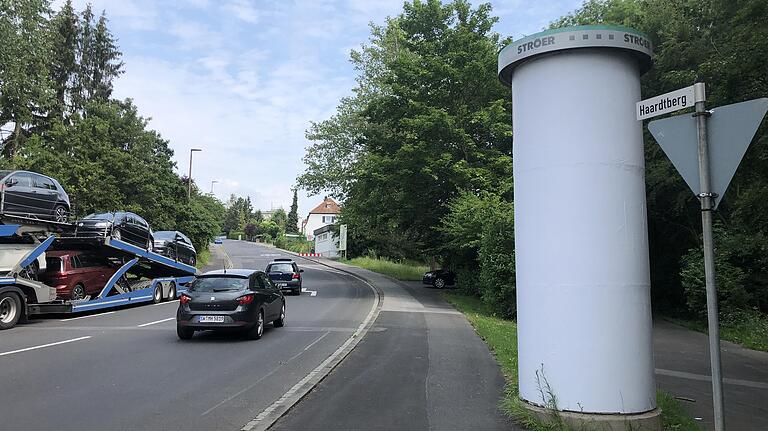 Mittwochmorgen: Die Betreiberfirma hat endlich ihre Litfasssäule Am Haardtberg gefunden und neu 'eingeklebt'.