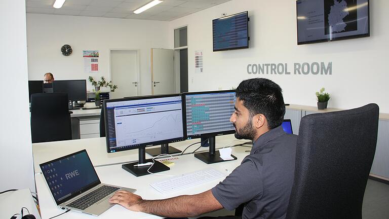 Von einem Kontrollraum am Firmenhauptsitz in Kolitzheim aus überwacht und wartet das Unternehmen Belectric rund 800 Photovoltaikanlagen weltweit. Das Bild zeigt Elektroingenieur Ali Manzar an seinem Arbeitsplatz.