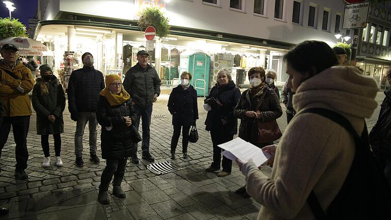 Vor der Gedenkfeier nahmen zahlreiche Bürger an einer Führung zum Schicksal der jüdischen Bevölkerung in der Reichspogromnacht in Schweinfurt teil, die Julia Stürmer-Hawlitschek von der Initiative gegen das Vergessen leitete.