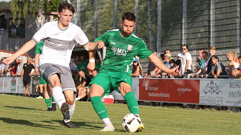 Duell auf der Außenbahn: Der Geesdorfer Jonas Münzberg&nbsp; (links) verteidigt gegen den Abtswinder Kevin Steinmann. Die beiden Fußball-Bayernligisten im Landkreis Kitzingen trennten sich im ersten Aufeinandertreffen in dieser Saison unentschieden.