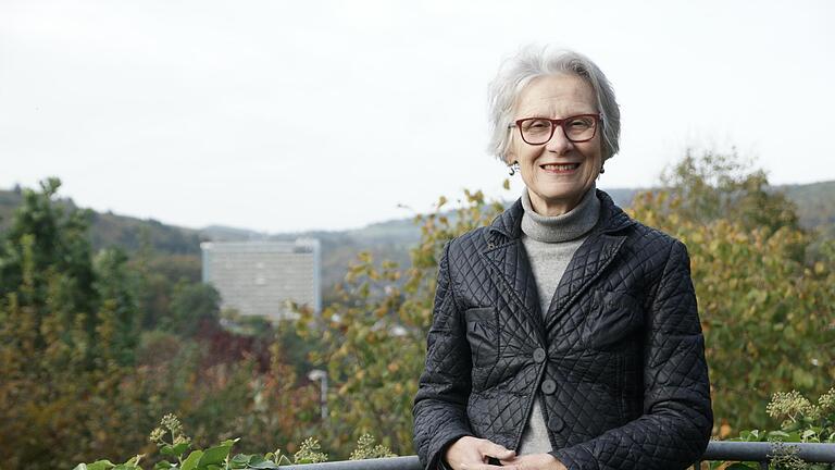 Adelheid Zimmermann auf der Terrasse ihres Hauses, im Hintergrund das Kurstift-Hochhaus. Diese Woche ist die letzte der FDP-Frau im unterfränkischen Bezirkstag.       -  Adelheid Zimmermann auf der Terrasse ihres Hauses, im Hintergrund das Kurstift-Hochhaus. Diese Woche ist die letzte der FDP-Frau im unterfränkischen Bezirkstag.