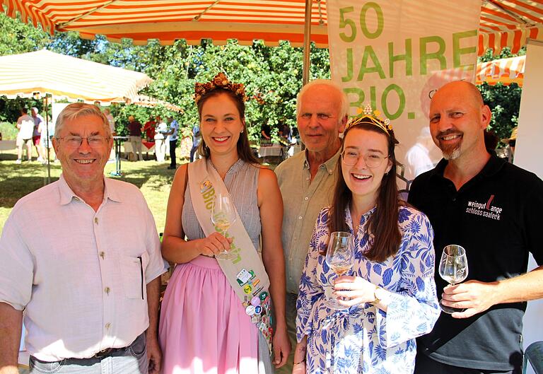 Auf 50 Jahre Bioweinbau stießen im Garten der Vogelsburg (von links) Gerhard Roth (Wiesenbronn), die Bayerische Bio-Königin Raphaela Lex, Helmut Christ (Nordheim), die fränkische Weinkönigin Lisa Lehritter und Thomas Lange (Vorsitzender des Vereins Fränkischer Ökowinzer) an. Auf 50 Jahre Bioweinbau stießen im Garten der Vogelsburg (von links) Gerhard Roth (Wiesenbronn), die Bayerische Bio-Königin Raphaela Lex, Helmut Christ (Nordheim), die fränkische Weinkönigin Lisa Lehritter und Thomas Lange (Vorsitzender des Vereins Fränkischer Ökowinzer) an.