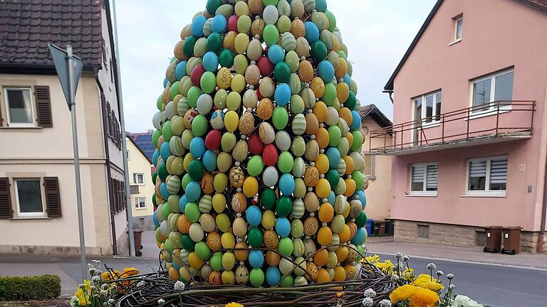 Osterbrunnen mit Riesen-Ei.