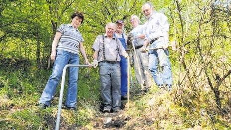 Neue Stufen und Geländer bauen die Helfer des Ochsenfurter Wander- und Kulturvereins am alten Steinhauerweg. um von Goßmannsdorf aus den Aufstieg zur Ellern über dem Maintal zu erleichtern. Im Bild (von links): Vorsitzende Helga Hofmann-Schmittner, Peter Weißschädel, Otto Hofmann, Winfried Fuchs und Hans-Dieter Schieblon. Neue Stufen und Geländer bauen die Helfer des Ochsenfurter Wander- und Kulturvereins am alten Steinhauerweg. um von Goßmannsdorf aus den Aufstieg zur Ellern über dem Maintal zu erleichtern. Im Bild (von links): Vorsitzende Helga Hofmann-Schmittner, Peter Weißschädel, Otto Hofmann, Winfried Fuchs und Hans-Dieter Schieblon.