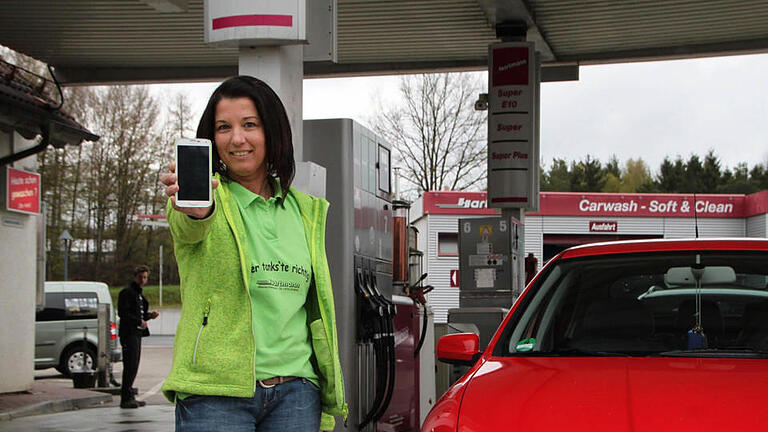 Nonstop online: Am Anfang hat Katja Maier vom Team der Tankstelle die Kunden noch auf das neue Angebot hingewiesen. Inzwischen wissen die meisten schon, dass es hier Freifunk gibt.  Foto: Ulrike Müller       -  Nonstop online: Am Anfang hat Katja Maier vom Team der Tankstelle die Kunden noch auf das neue Angebot hingewiesen. Inzwischen wissen die meisten schon, dass es hier Freifunk gibt.  Foto: Ulrike Müller