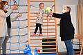 Immer gut festhalten und den Ball weitergeben. Mathilda (5) übt, wie man Klettern und Ballspielen gemeinsam schafft. Ihr assistieren dabei Kristina Bub (links), Koordinatorin der Außenstelle Schweinfurt&nbsp; und&nbsp; Margit Jäcklein, die Leiterin der vier Caritas-Frühförderstellen der Region in Gerolzhofen, Schweinfurt, Haßfurt und Ebern.