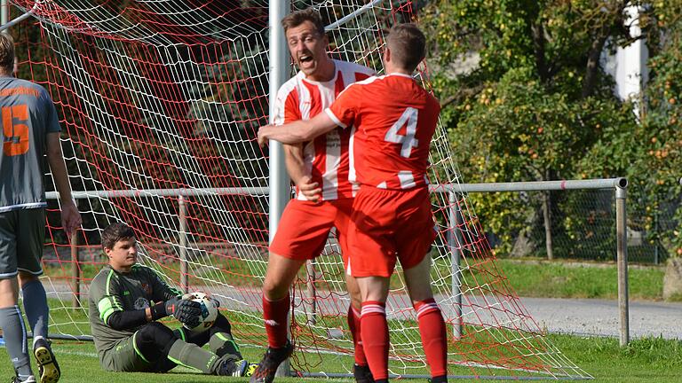 Eßlebens Dominik Seufert (Mitte, hier beim Torjubel gegen den SV Stammheim) erledigte die DJK Schwebenried/Schwemmelsbach II beim 4:0-Heimsieg mit drei Toren im Alleingang.