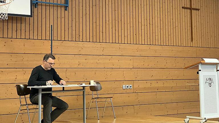 Schauspieler Bruno Lehan beeindruckte das Publikum in der Turnhalle der St.-Ursula-Schule mit seinem empathischen und authentischen Spiel.