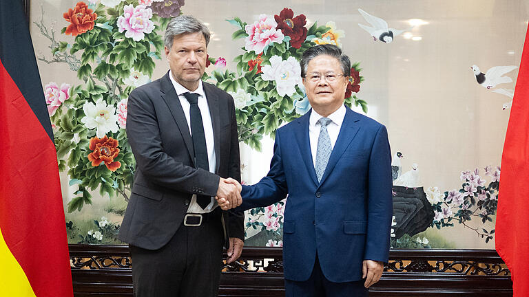 Wirtschaftsminister Habeck in China.jpeg       -  Ein Handschlag, doch die Konfliktpunkte wurden angesprochen: Bundeswirtschaftsminister Robert Habeck (links) traf Zheng Shanjie, den Vorsitzenden der Nationalen Reform- und Entwicklungskommission in China.