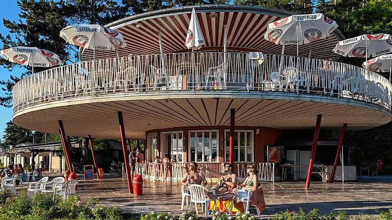 Weizenturm im Terrassenschwimmbad wird neu verpachtet - (far) Die Stadt Bad Kissingen verpachtet den Weizenturm zu Beginn der Freibadsaison neu. Die künftigen Pächter sind grundsätzlich bereits gefunden. Der Pachtvertrag muss aber noch unterschrieben werden. Das markante Gebäude im Stil der 1950-er Jahre, das wie der Rest des Terrassenschwimmbads unter Denkmalschutz steht, ist die zentrale gastronomische Anlaufstelle in dem 1954 eröffneten Bad. Das Erdgeschoss bietet eine kleine Küche sowie einen Auslage- und Verkaufsraum. Verkauft wird dort über mehrere Ausgabefenster. Im Obergeschoss finden sich ein Ausschankraum, die Gästetoiletten sowie eine Sonnenterrasse, die teilweise überdacht ist. Einen Keller hat der im Volksmund Weizenturm genannte Café- und Kioskbau auch. Dort sind Lagerräume angesiedelt. Laut Ausschreibungstext wird eine „festgesetzte Umsatzpacht“ erhoben. Die Betriebskosten müssen Pächter separat tragen. Als Anforderungen an die Pächter formulierte die Stadt in ihrer Ausschreibung zudem, das Angebot an Speisen und Getränke solle ansprechend, abwechslungsreich und passend zum saisonalen Sommerbetrieb in einem Freibad sein. Weizenturm im Terrassenschwimmbad wird neu verpachtet - (far) Die Stadt Bad Kissingen verpachtet den Weizenturm zu Beginn der Freibadsaison neu. Die künftigen Pächter sind grundsätzlich bereits gefunden. Der Pachtvertrag muss aber noch unterschrieben werden. Das markante Gebäude im Stil der 1950-er Jahre, das wie der Rest des Terrassenschwimmbads unter Denkmalschutz steht, ist die zentrale gastronomische Anlaufstelle in dem 1954 eröffneten Bad. Das Erdgeschoss bietet eine kleine Küche sowie einen Auslage- und Verkaufsraum. Verkauft wird dort über mehrere Ausgabefenster. Im Obergeschoss finden sich ein Ausschankraum, die Gästetoiletten sowie eine Sonnenterrasse, die teilweise überdacht ist. Einen Keller hat der im Volksmund Weizenturm genannte Café- und Kioskbau auch. Dort sind Lagerräume angesiedelt. Laut Ausschreibungstext wird eine „festgesetzte Umsatzpacht“ erhoben. Die Betriebskosten müssen Pächter separat tragen. Als Anforderungen an die Pächter formulierte die Stadt in ihrer Ausschreibung zudem, das Angebot an Speisen und Getränke solle ansprechend, abwechslungsreich und passend zum saisonalen Sommerbetrieb in einem Freibad sein.