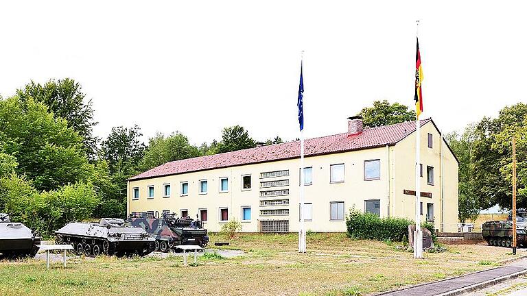 Wer sich beim Einfahren oder Betreten des Hainberg-Areals Zeit lässt, kann nun vier gepanzerte Fahrzeuge auf einmal sehen: Fahrzeuge, die die Soldaten der einstigen Garnison Mellrichstadt hier in Dienst hatten. Der große Bau daneben beherbergt das Doku-Zentrum &bdquo;Eine Grenzgarnison im Kalten Krieg&ldquo;, das vom Kameradschafts- und Freundeskreis der Garnison Mellrichstadt getragen wird.