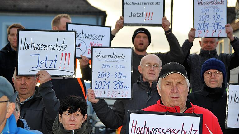 Die Wasserpegel steigen Jahr für Jahr, wie Plakate beim Treffen auf dem Marktplatz Stadtschwarzach verdeutlichten. Die Wasserpegel steigen Jahr für Jahr, wie Plakate beim Treffen auf dem Marktplatz Stadtschwarzach verdeutlichten.