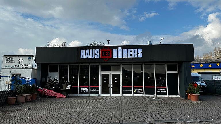 Am 26. Februar eröffnet im Schweinfurter Hafen eine Filiale des Franchise-Unternehmens 'Das Haus des Döners' – die erste in Bayern. Bei der Eröffnung sollen rund 230 Kilogramm Fleisch über die Theke gehen. Am 26. Februar eröffnet im Schweinfurter Hafen eine Filiale des Franchise-Unternehmens 'Das Haus des Döners' – die erste in Bayern. Bei der Eröffnung sollen rund 230 Kilogramm Fleisch über die Theke gehen.