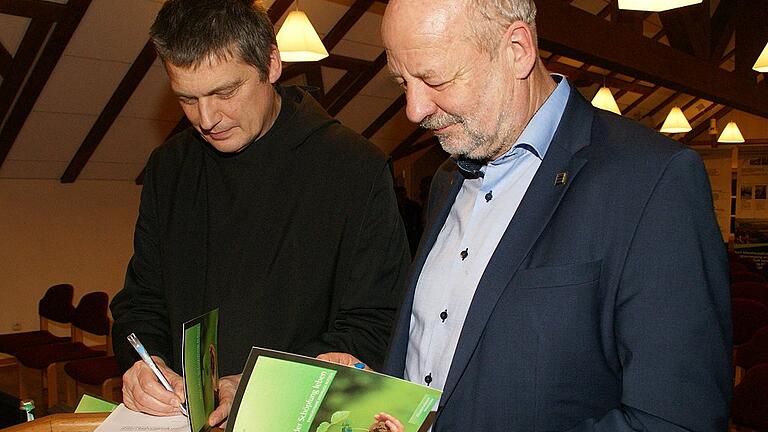 Die beiden Festredner Pater Christoph Gerhard und Hans-Josef Fell signierten ihr gemeinsames Buch, das bei den Besuchern der Festveranstaltung „10 Jahre Energieberatung im Landkreis Haßberge“ auf reges Interesse stieß. Die beiden Festredner Pater Christoph Gerhard und Hans-Josef Fell signierten ihr gemeinsames Buch, das bei den Besuchern der Festveranstaltung „10 Jahre Energieberatung im Landkreis Haßberge“ auf reges Interesse stieß.