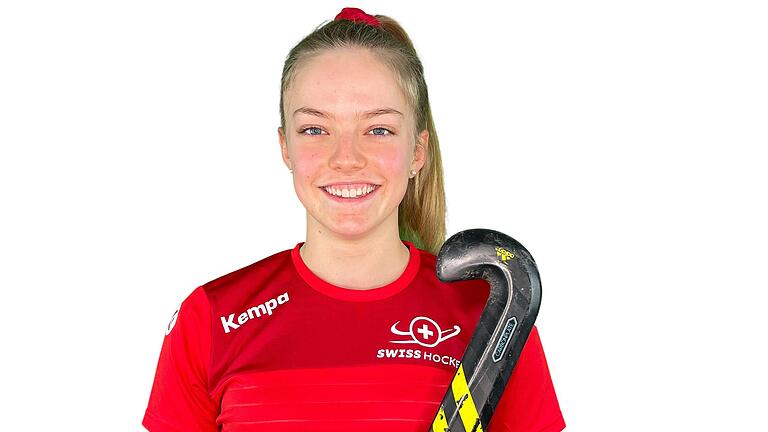 Nele Pöhler vom HTC Würzburg steht vor ihrer Länderspiel-Premiere in der Schweizer Hockey-Nationalmannschaft. Die 16-Jährige reist an diesem Wochenende zu offiziellen Länderspielen nach Österreich. Nele Pöhler vom HTC Würzburg steht vor ihrer Länderspiel-Premiere in der Schweizer Hockey-Nationalmannschaft. Die 16-Jährige reist an diesem Wochenende zu offiziellen Länderspielen nach Österreich.
