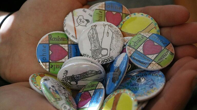 Auch die Leo-Weismantel-Realschule Marktbreit macht mit bei 'Schule ohne Rassismus - Schule mit Courage', wie diese selbst erstellten Buttons der Schülerinnen und Schüler zeigen. Auch die Leo-Weismantel-Realschule Marktbreit macht mit bei 'Schule ohne Rassismus - Schule mit Courage', wie diese selbst erstellten Buttons der Schülerinnen und Schüler zeigen.