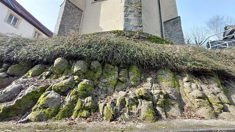 Die Wallfahrtskirche Volkersberg wurde direkt auf die Basaltsäulen gebaut. Die Wallfahrtskirche Volkersberg wurde direkt auf die Basaltsäulen gebaut.