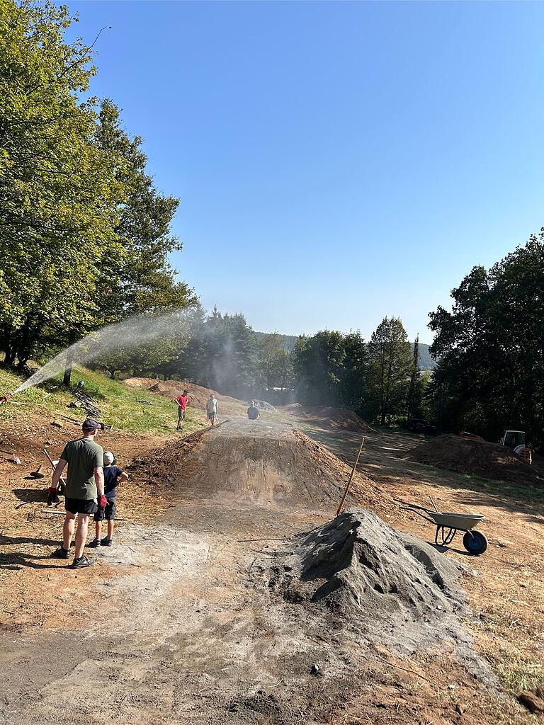 In Eigenleistung wurde in Burglauer ein Bike-Park für die Jugend angelegt. In Eigenleistung wurde in Burglauer ein Bike-Park für die Jugend angelegt.