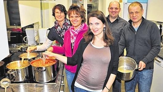 Sonja Lechner, Tanja Klarmann, Uta Eisermann, Markus Lechner und Siegfried Klarmann (von links) von der &bdquo;Vineyard Haßberge&ldquo;, einer evangelischen Freikirche, laden wieder am 30. Januar zum &bdquo;interkulinarischen Feierabend&ldquo; im Mehrgenerationenhaus in Haßfurt ein.