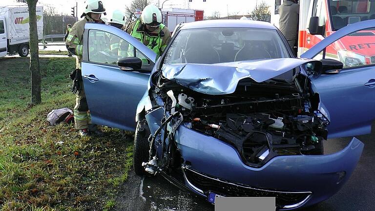 Neue Erfahrung für die Feuerwehrleute: Kurz vor Weihnachten gab es in Haßfurt einen Unfall mit einem E-Auto.