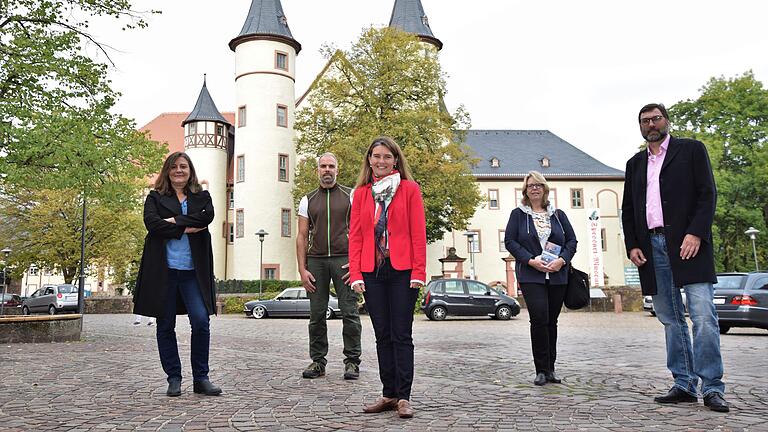 Das Lohrer Schloss, in dem sich das Spessartmuseum befindet, hat ein neues Dach bekommen. Darüber freuen sich (von links) Museumsleiterin Barbara Grimm, Museumstechniker Andreas Eich, Landrätin Sabine Sitter, Hochbauleiterin Silvia Tratberger und Architekt Johannes Hettiger. Das Lohrer Schloss, in dem sich das Spessartmuseum befindet, hat ein neues Dach bekommen. Darüber freuen sich (von links) Museumsleiterin Barbara Grimm, Museumstechniker Andreas Eich, Landrätin Sabine Sitter, Hochbauleiterin Silvia Tratberger und Architekt Johannes Hettiger.