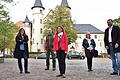 Das Lohrer Schloss, in dem sich das Spessartmuseum befindet, hat ein neues Dach bekommen. Darüber freuen sich (von links) Museumsleiterin Barbara Grimm, Museumstechniker Andreas Eich, Landrätin Sabine Sitter, Hochbauleiterin Silvia Tratberger und Architekt Johannes Hettiger.