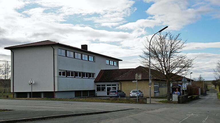 Das frühere Schulgebäude in Opferbaum soll zu einem Kindergarten mit Kinderkrippe umgebaut werden. Im Bergtheimer Gemeinderat wurden Grundsatzbeschlüsse gefasst. Das frühere Schulgebäude in Opferbaum soll zu einem Kindergarten mit Kinderkrippe umgebaut werden. Im Bergtheimer Gemeinderat wurden Grundsatzbeschlüsse gefasst.