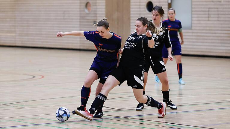 Szene aus dem Spiel um Platz fünf: Antonia Hemmerich (links) vom FC Karsbach im Zweikampf mit Lisa Carl vom FC Hopferstadt. Rechts im Bild: Nicole Kreußer vom FC Hopferstadt.