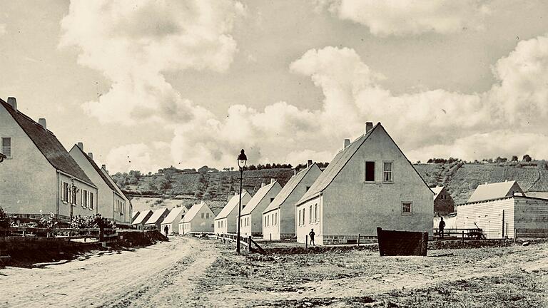 Der Lehmgrubenweg in der Lehmgrubensiedlung vor 1945. Der Lehmgrubenweg in der Lehmgrubensiedlung vor 1945.