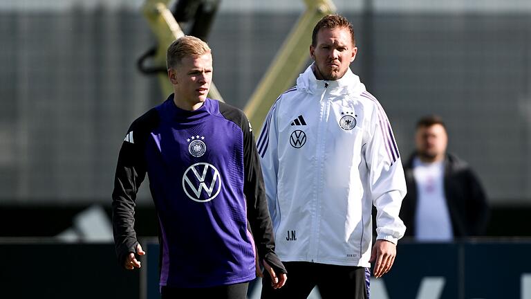 Nationalmannschaft - Training       -  Bundestrainer Julian Nagelsmann (r) schaut bei Sturm-Kandiat Jonathan Burkardt genau hin.