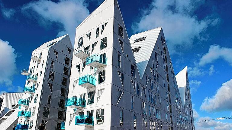 Stylisch: Nullenergiehaus in Form eines Eisbergs im neuen Hafenviertel von Aarhus.
