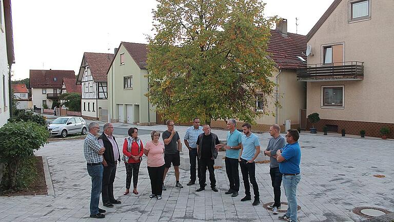 Dorferneuerung ist fast abgeschlossen: Der Sulzfelder Gemeinderat machte sich vor wenigen Tagen im Ortsteil Leinach ein Bild vom Stand der Bauarbeiten, die auch die Neuanlage des Platzes vor der Kirche (im Bild) umfassten.