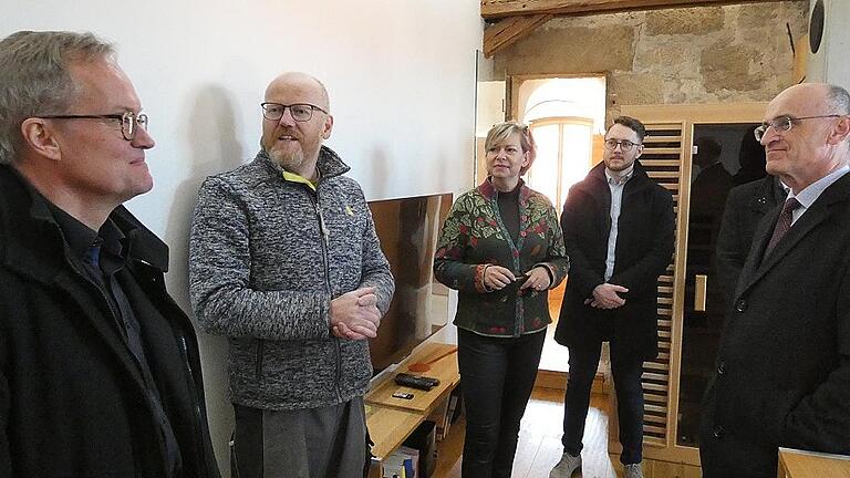 Generalkonservator Mathias Pfeil (links) besichtigte mit Landrat Wilhelm Schneider (rechts) und Regierungsrat David Filberich (Zweiter von rechts) die Ferienwohnungen der Familie Schuhmann.