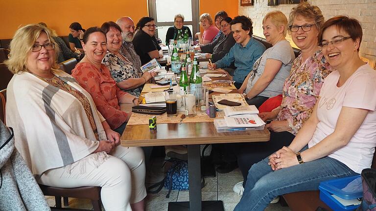 Ansichtskarten schreiben und Spaß haben ist das Ziel jedes Postcrossing-Meetings. So wie hier in Würzburg mit Organisatorin Sigrid Heckl aus Veitshöchheim (zweite von rechts).