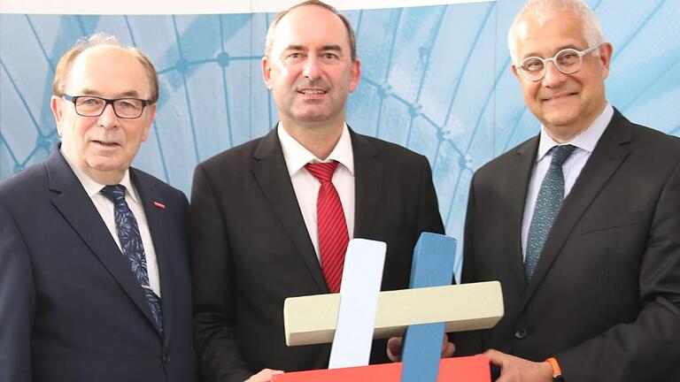 Die Präsidenten der Handwerkskammer für Unterfranken, Walter Heußlein (links), und der IHK, Dr. Klaus D. Mapara (rechts), gemeinsam mit Wirtschaftsminister Hubert Aiwanger. Foto: IHK/Krömer       -  Die Präsidenten der Handwerkskammer für Unterfranken, Walter Heußlein (links), und der IHK, Dr. Klaus D. Mapara (rechts), gemeinsam mit Wirtschaftsminister Hubert Aiwanger. Foto: IHK/Krömer